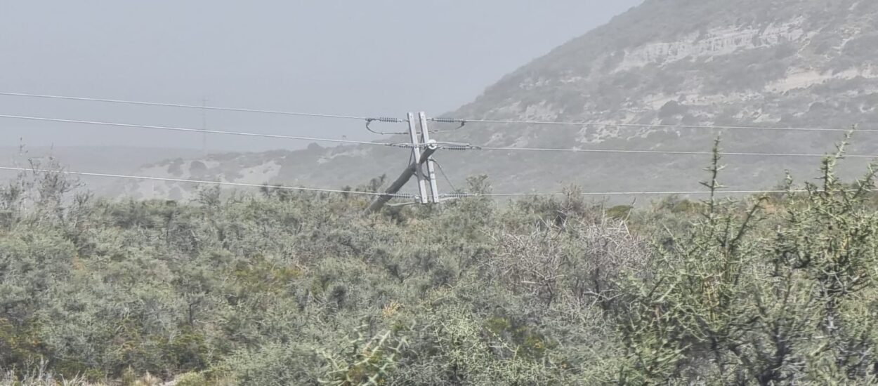 Amplio operativo provincial para asistir a pobladores afectados por el temporal y controlar incendios en Epuyén y el Dique Ameghino