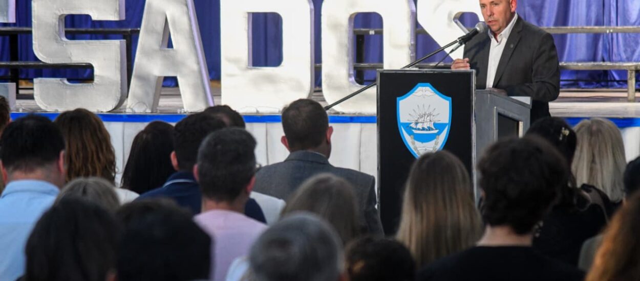 Sastre encabezó el acto de colación de la Fundación de Altos Estudios en Ciencias Comerciales